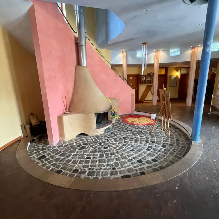 Der runde Lehmofen im Foyer, umgeben von einem Kopfsteinrund