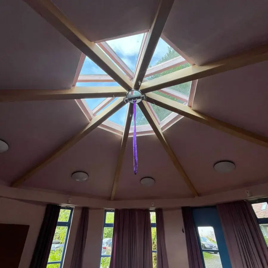 Die sternförmige Holzdecke des Turmzimmers mit Dachfenster